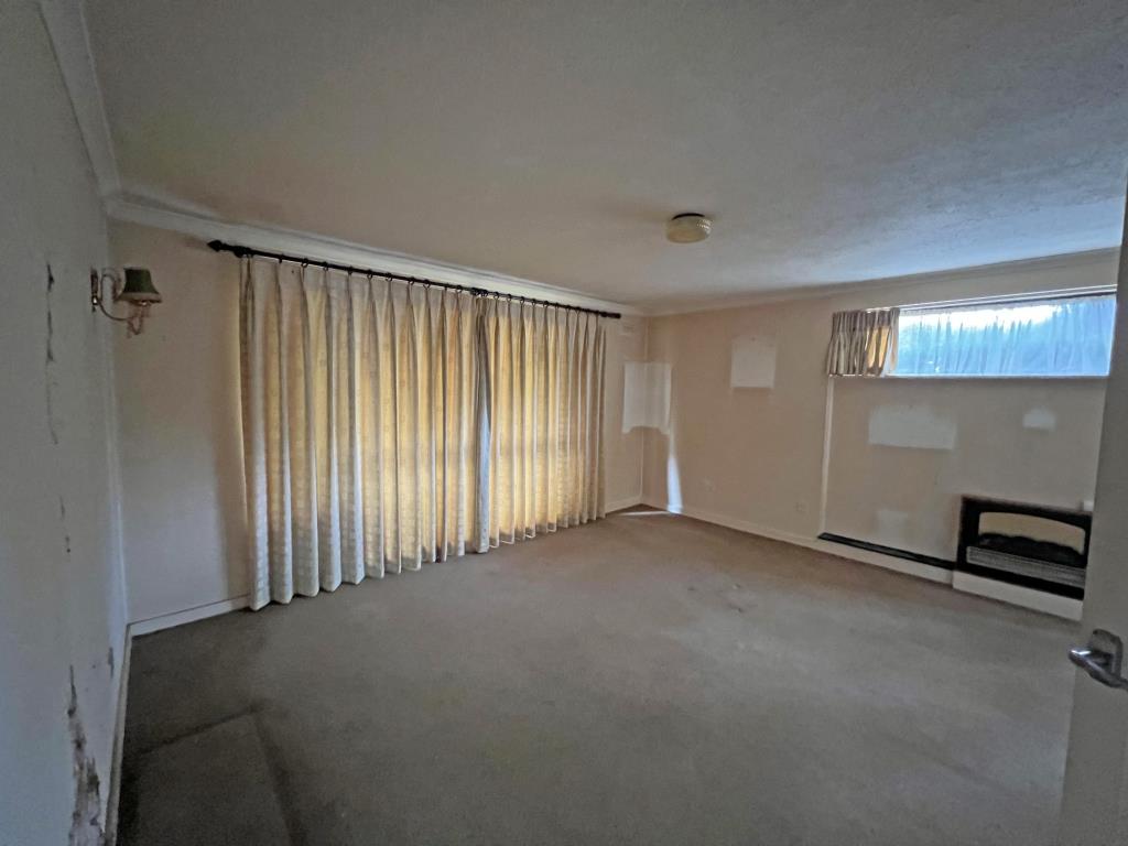 Lot: 130 - TWO-BEDROOM FLAT AND GARAGE FOR IMPROVEMENT - 